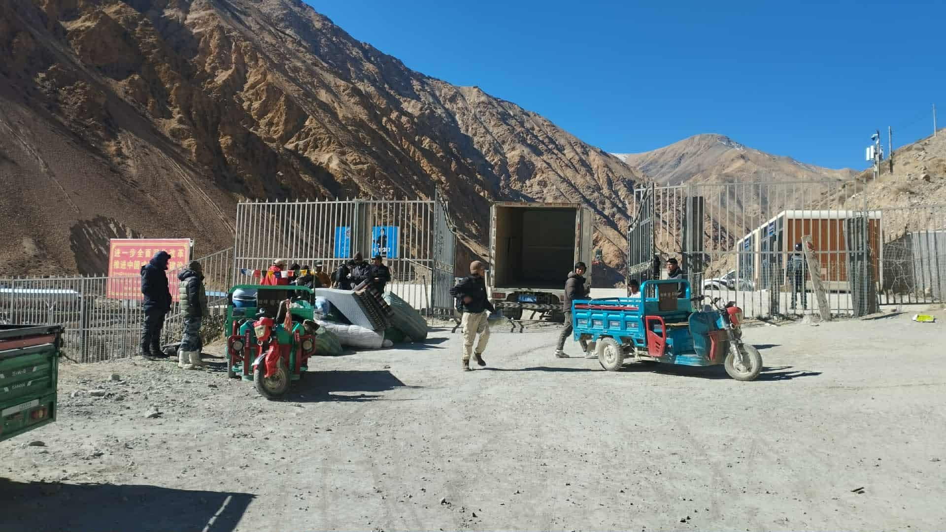 नेपाल-चीन हिल्सा नाकामा सीमा वारी मालसामान लोड गर्दै सवारीसाधन ।