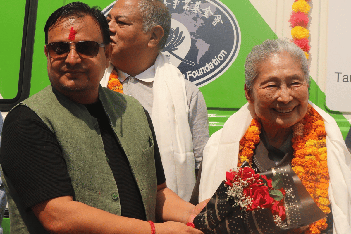 बुद्धिस्ट त्जु ची च्यारिटी फाउण्डेशनकी उपाध्यक्ष लिन पीयुलाई कपिलवस्तु नगरपालिकामा स्वागत गर्दै कपिलवस्तु नगरपालिकाका प्रमुख सुदीप पौडेल ।